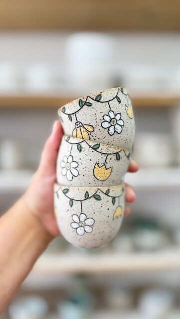 ✨ NOVÉ KOUSKY UŽ BRZY ✨ Čtvrtek ve 20:00 🤍 

Ručně malované misky a kalíšky 🪴

Ulož si datum a přijď si vybrat svého favorita 🫶

#huglymuglyceramics #byesummer #ostrava #keramik #ceramics